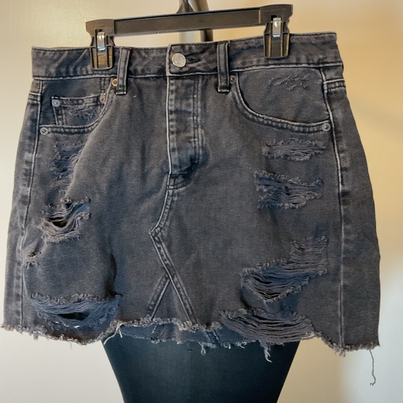 18. American Eagle Outfitters Black Mini Distressed Mini Skirt Size 6 - Picture 2 of 5